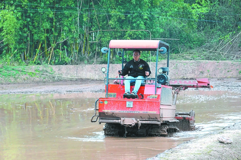 一个电话农机到 南充3000余名村干部持证助春耕
