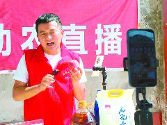 “云端”助农 驻村干部变身带货主播
