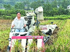 300名村干部变“共享”农机手