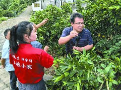 给农民“充电”带学生“开眼”